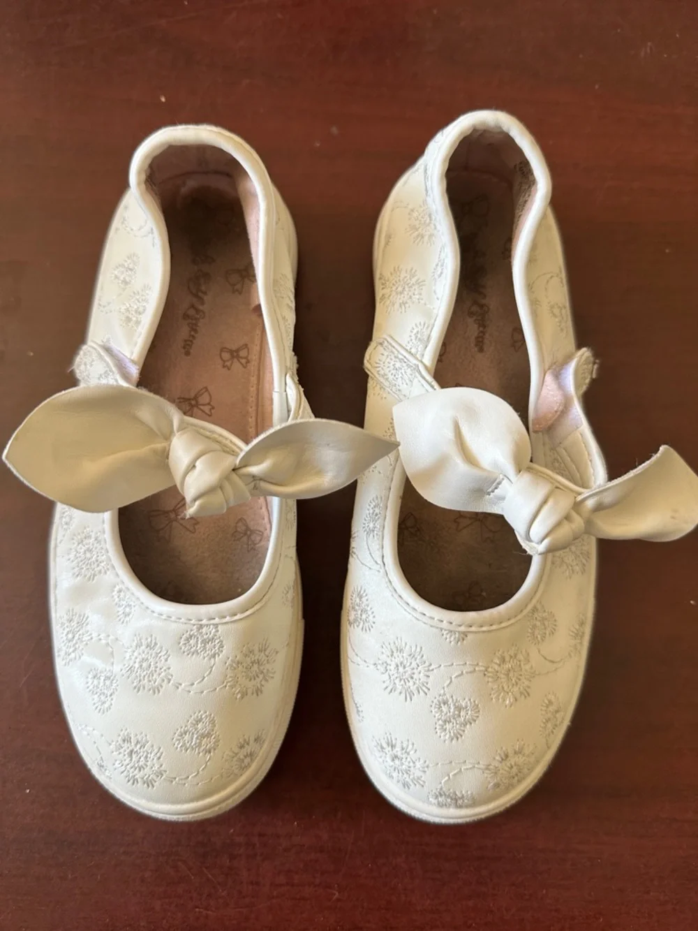 ##109, Young Girl Size 13, Self Esteem Cream Bow Mary Jane Shoes